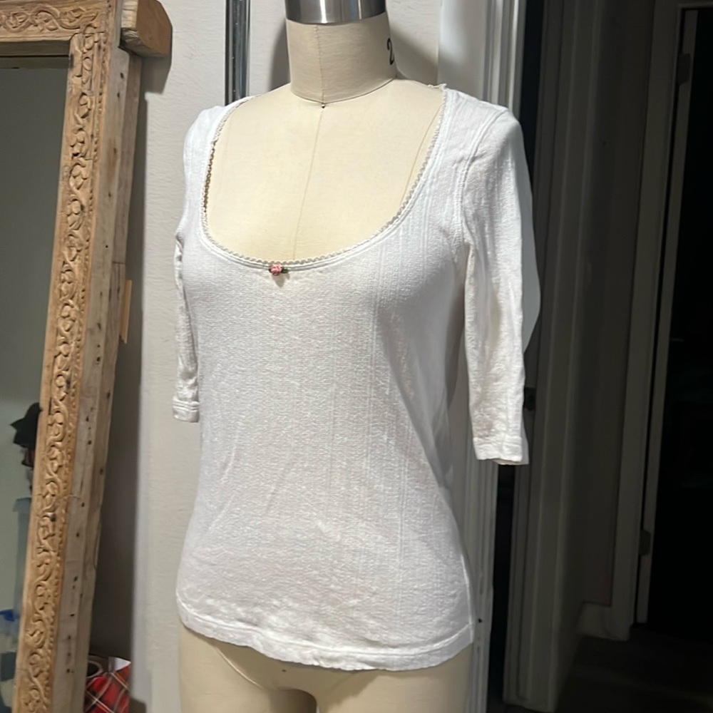 Doen White Scoop Neck Tee